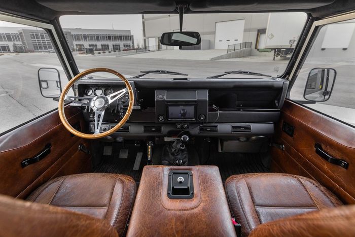 Tampilan kabin restomod Land Rover Defender D110 kental aura mobil klasik