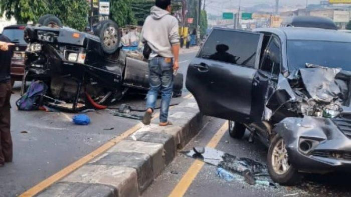 Mitsubishi L300 terbalik usai sambar Toyota Avanza di Ciputat, Tangerang Selatan