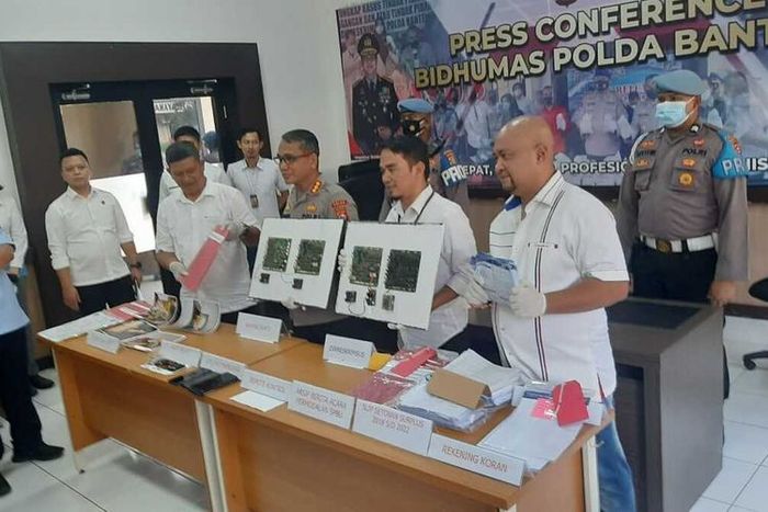 Barang bukti alat khusus untuk mengurangi takaran BBM di SPBU 34-42117 Kibin, Serang, Banten yang diamankan Polda Banten