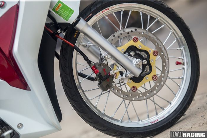 Kaki-kaki diberi pelek Excel dan rem  depan Brembo