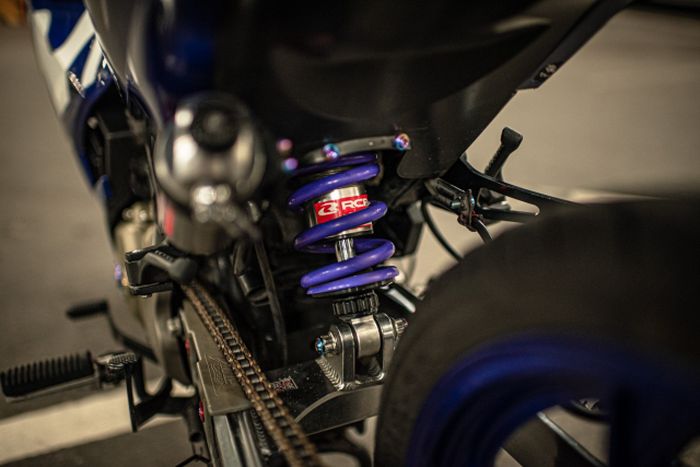 Suspensi belakang diganti dengan shock RCB