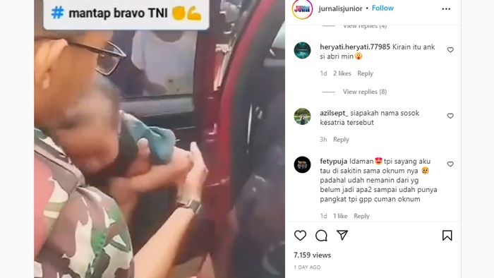 Tangkapan layar saat bayi yang terjebak diselamatkan oleh anggota TNI.