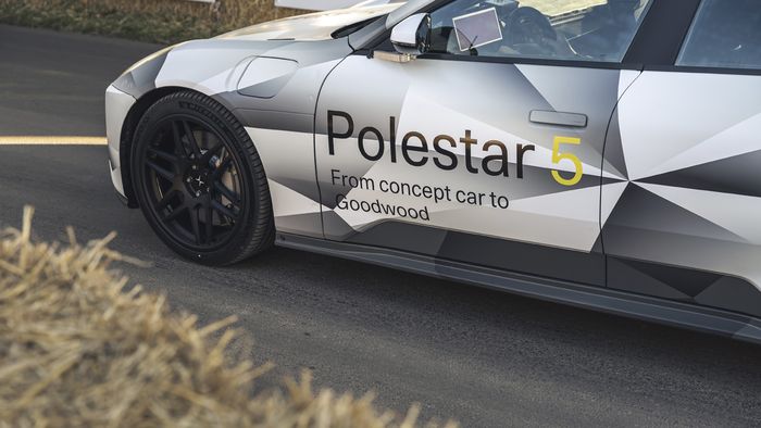 Polestar 5 di Goodwood memakai kamuflase bertuliskan 