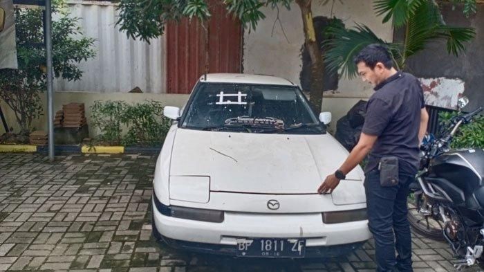 Mazda Astina nopol BP 1811 ZF yang sudah dua bulan di Polsek Bengkong, Barelang, Batam karena pemilik masih misterius