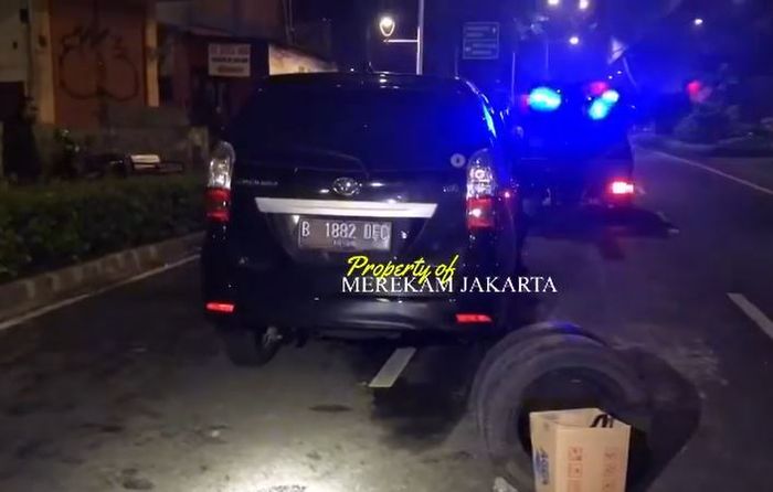 Toyota Avanza tabrak truk hingga hancur di Karet Kuningan, Setiabudi, Jakarta Selatan