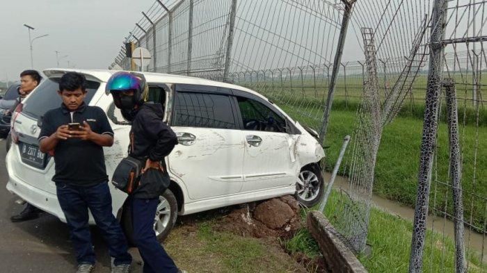 Toyota Avanza babak belur jebol pagar Bandara Soekarno-Hatta usai terjang empat pemotor