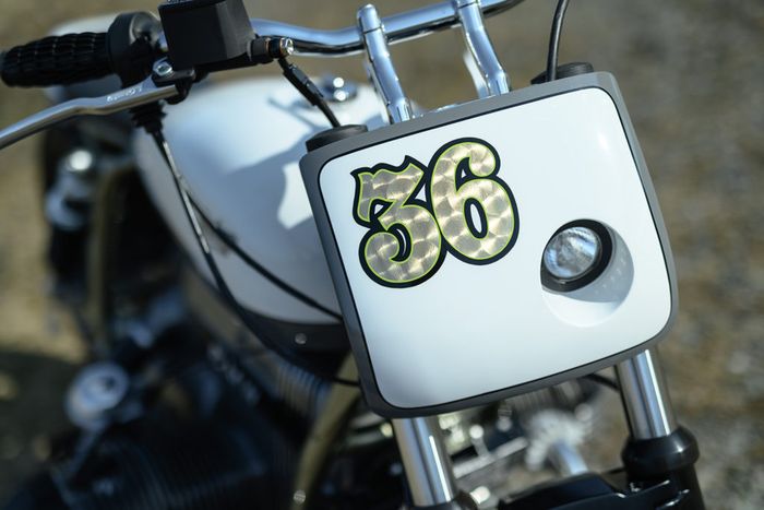 Tampang depannya dibuat khas flat tracker dengan number plate