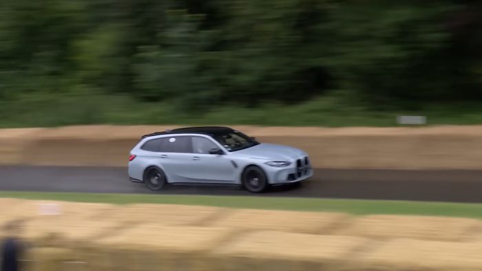 BMW M3 Touring saat melakukan debut dinamis di Goodwood Festival of Speed.