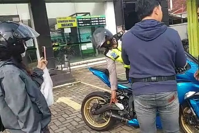 Polisi menunjukan bukti Kawasaki Ninja ZX-25R memakai knalpot racing