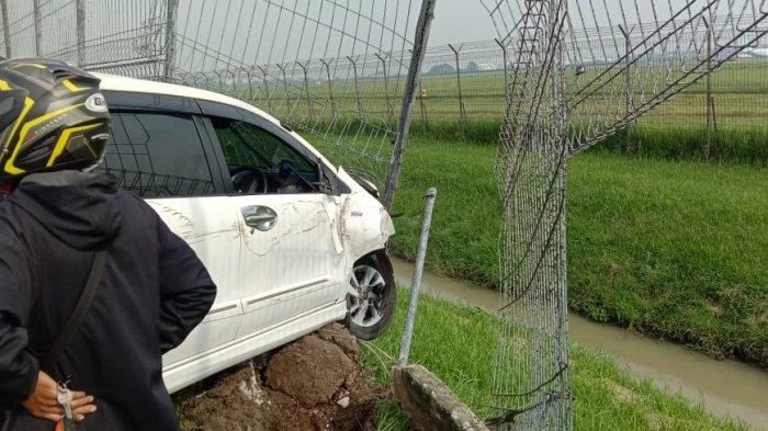 Kondisi Toyota Avanza usai terjang empat pemotor lalu jebol pagas besi bandara Soekarno-Hatta, Tangerang