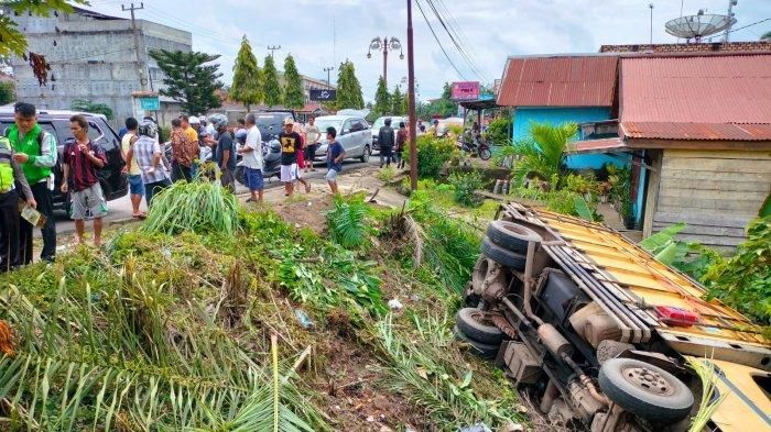 Truk Batu bara terguling ke lahan kosong usai terjang Wuling Cortez dinas milik Camat Maro Sebo, Muaro Jambi