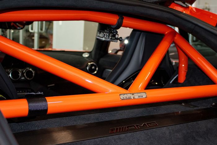 Modifikasi Mercedes-AMG GT Black Series mendapat pasokan roll cage di kabin