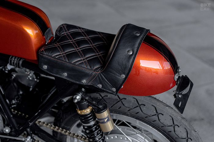 Tangki dan buntut pakai produk Halcott yang aslinya untuk Honda CB350F