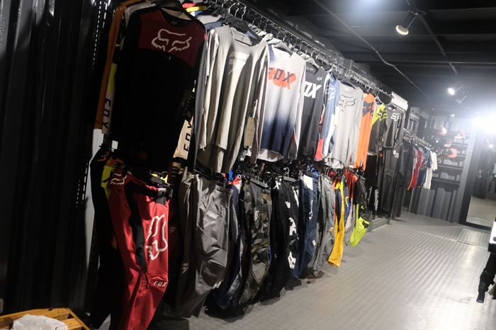 Factory outlet yang menyediakan riding apparel dari berbagai merek ternama seperti Fox, Shift dan TLD