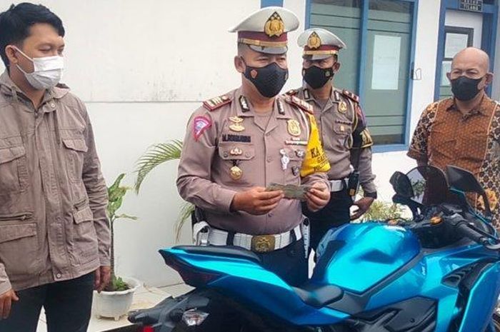 Kasatlantas Polresta Bandar Lampung AKP M Rohmawan (tengah) menjelaskan penilangan yang dilakukan jajarannya terhadap pengendara Kawasaki Ninja ZX-25R, Rabu (22/6/2022) pagi. 