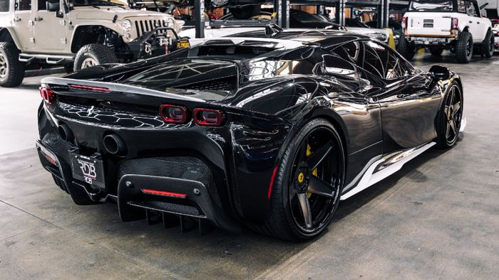 Modifikasi Ferrari SF90 Stradale tampil eksotis dengan body kit OEM Look