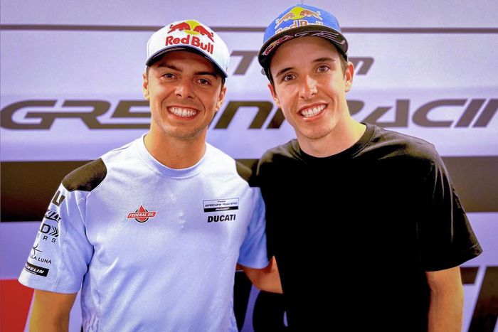 Fabio Di Giannantonio (kiri) dan pembalap baru Gresini, Alex Marquez (kanan) sedang berpose bersama usai secara resmi diumumkan