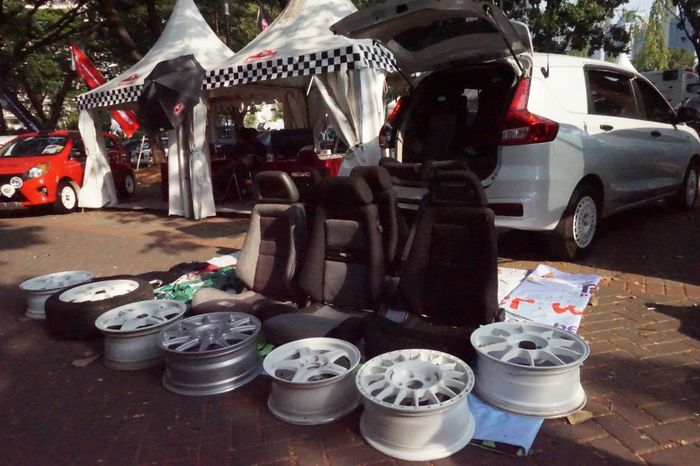 Produk yang ditawarkan berupa komponen-komponen mobil dan motor, baik baru, New Old Stock (NOS) sampai dengan seken atau bekas. 