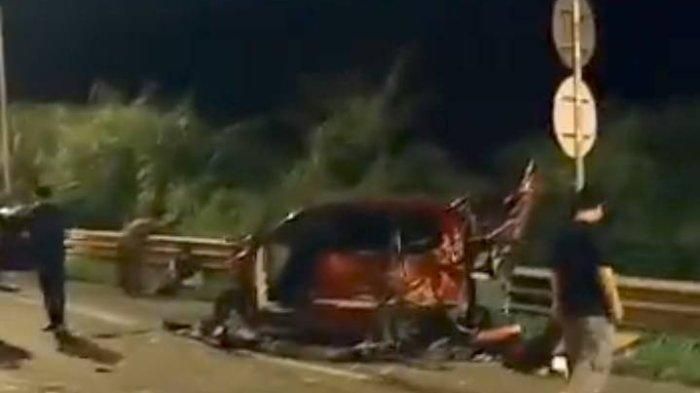 Salah satu mobil yang ringsek akibat kecelakaan beruntun di tol Cipularang KM91, Minggu (26/06/2022) malam.