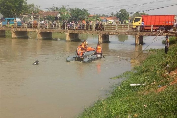 Kondisi mobil saat nyebur ke sungai dan sedang dalam proses evakuasi