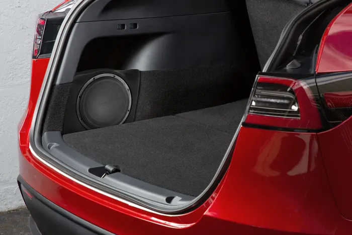 ILUSTRASI. Subwoofer NVX 10 Inci Terpasang di Tesla