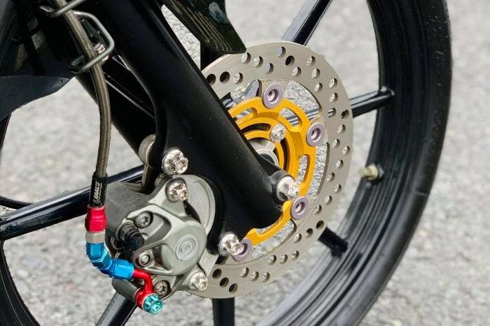 Kaki-kakinya diberi pelek RCB dan pengereman istimewa