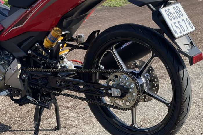 Swingarm pakai Magic Boy dan suspensi pakai shock Ohlins