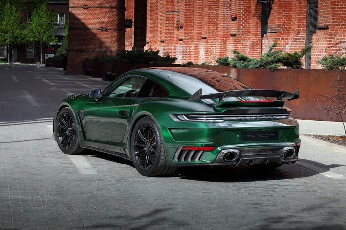 Tampilan belakang modifikasi Porsche 911 Turbo S hasil garapan Topcar, Rusia
