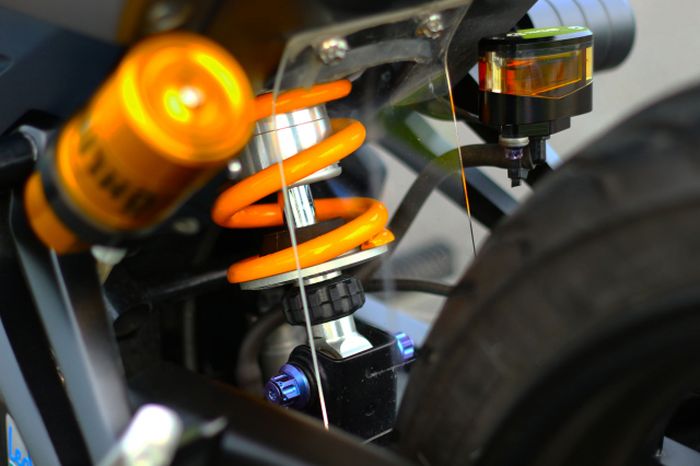Suspensi belakang diganti dengan shock Ohlins