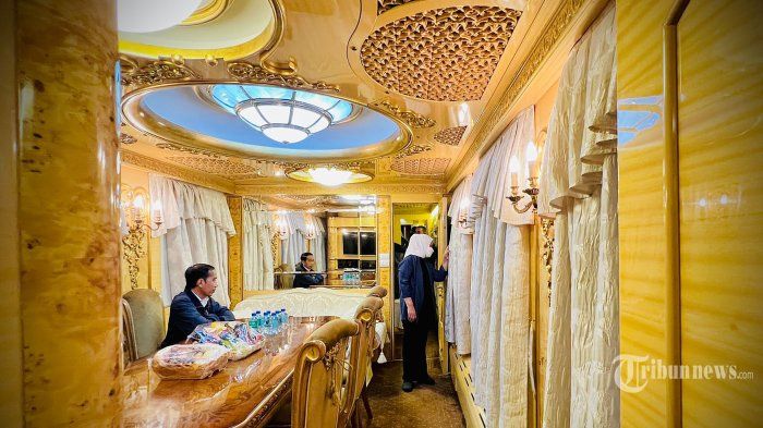 suasana bagian dalam gerbong Kereta Luar Biasa yang ditmpangi Presiden Jokowi ke Ukraina.