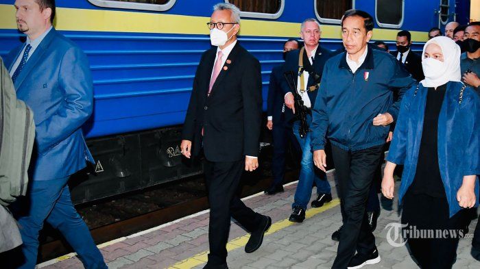 Presiden Joko Widodo bersama Ibu Negara Iriana Joko Widodo menaiki kereta luar biasa menuju ke Kyiv, Ukraina. dari Polandia, Selasa (28/6/2022).