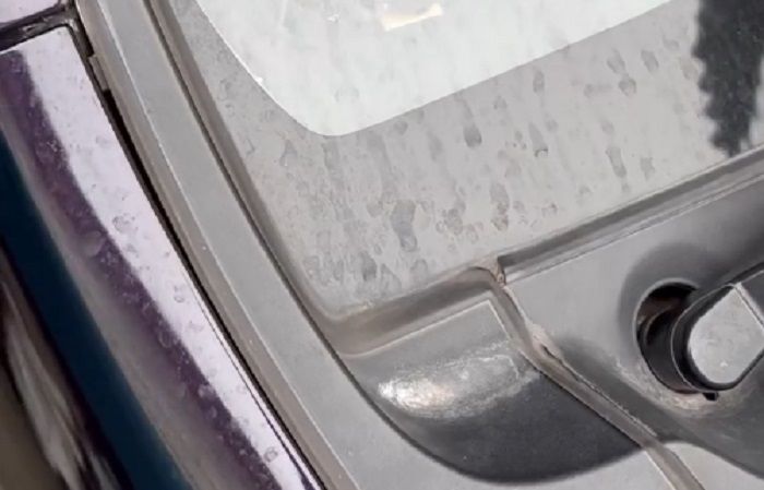 Jamur kaca mobil bisa dipicu oleh air hujan (ilustrasi)