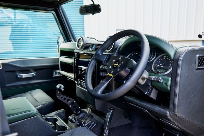 Tampilan kabin modern modifikasi Land Rover Defender ala Bowler