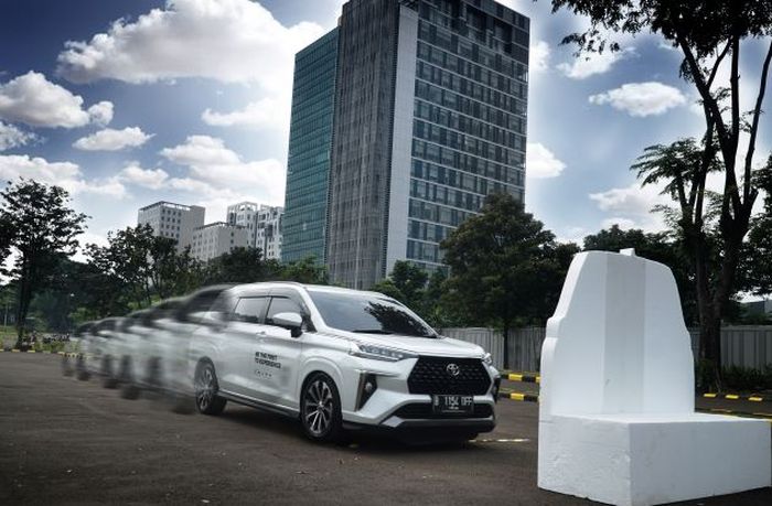 Fitur Pre-Collision Warning and Pre-Collision Braking di Toyota Veloz Q CVT