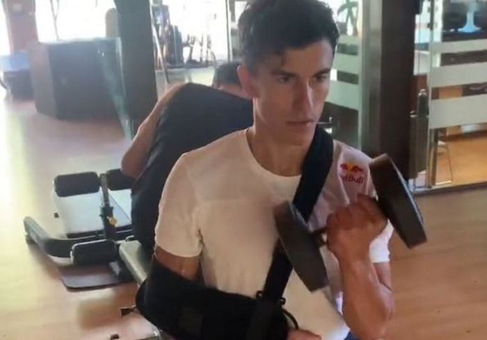 Marc Marquez latihan fisik usai menjalani operasi lengan kanan beberapa waktu lalu