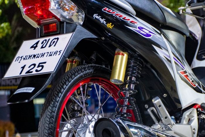 Suspensi belakang pakai shock Showa