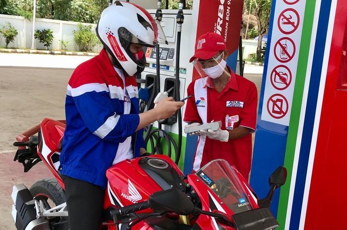 Ilustrasi membeli bensin di SPBU Pertamina non-cash