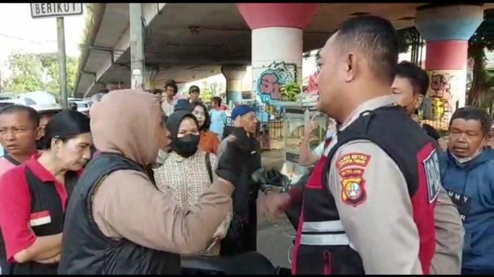 Mahasiswi kendarai motor lawan arah di kolong flyover Kampung Melayu, Jatinegara, Jakarta Timur ngamuk tak terima ditegur Polisi