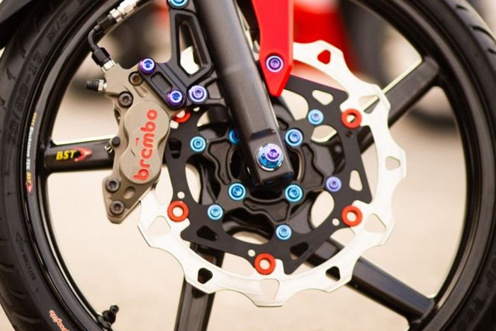 Kaki-kaki diberi pelek BST karbon dan pengereman baru