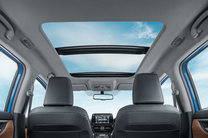 Toyota Urban Cruiser Hyryder mendapatkan panoramic roof, berbeda dari Brezza yang dapat sunroof.