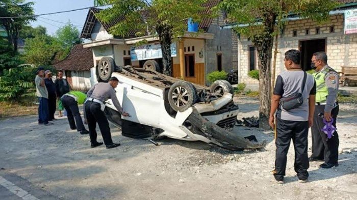 Polisi saat olah TKP kecelakaan yang menyebabkan nyawa anggota polwan melayang di Jalan Soko-Parengan, Desa Pandanagung, Soko, Jumat (1/7/2022).