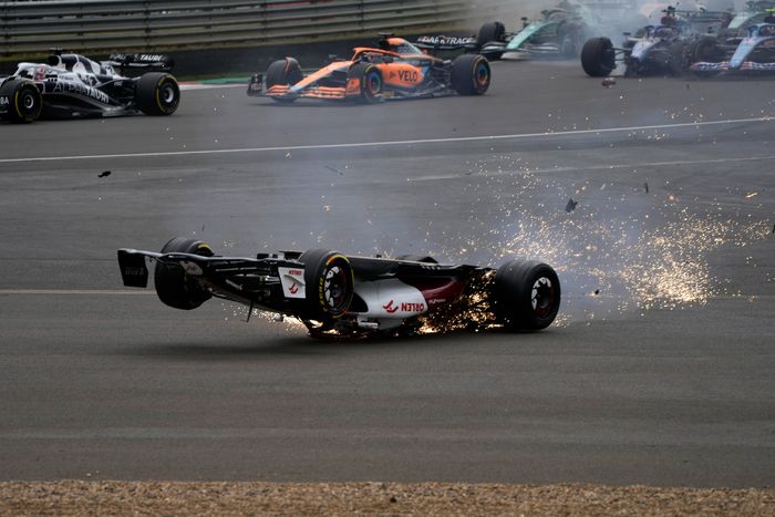 Crash Guanyu Zhou di F1 Inggris 2022