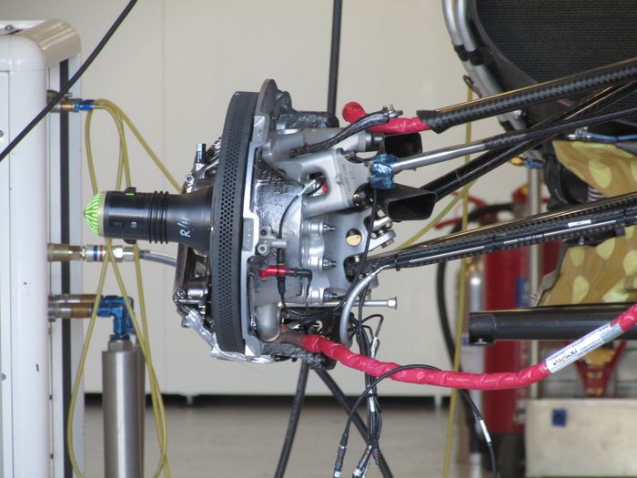 Warna kabel merah adalah contoh wheel tethers di mobil F1 agar ban tidak terlempar dari sasis saat crash