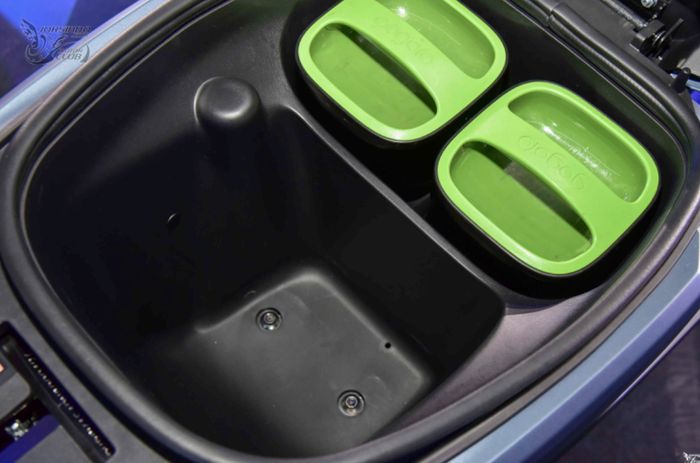 Tempat baterai Yamaha EMF terletak di balik jok