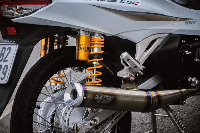 Suspensi pakai shock Ohlins dan knalpot diganti dengan IT Salaya