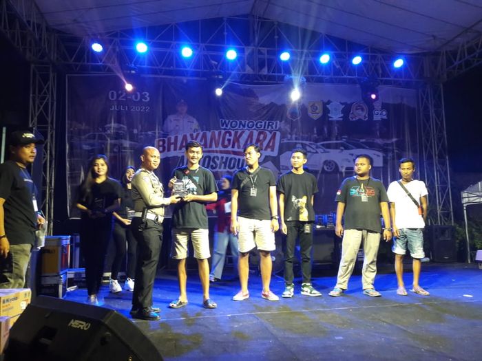 Kasat Lantas Polres Wonogiri, AKP Marwanto menyerahkan piala penghargaan ke peserta Bhayangkara Autoshow.