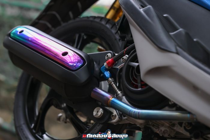 Area mesin diberikan leher knalpot titanium