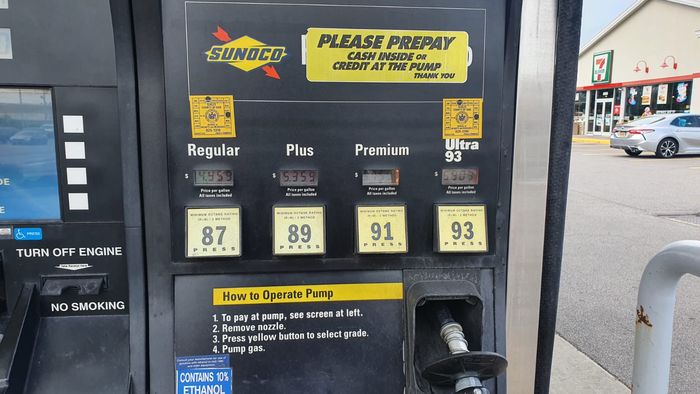 Harga bensin di Buffalo, New York lebih murah.. mungkin karena kota kecil dan belinya di pom resmi