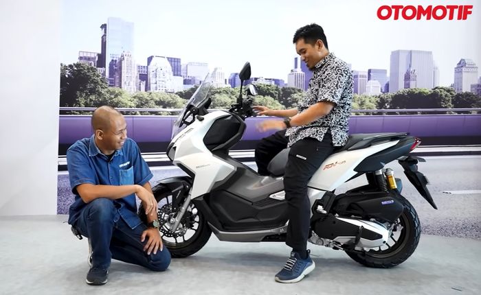 Ilustrasi duduk diatas Honda ADV 160