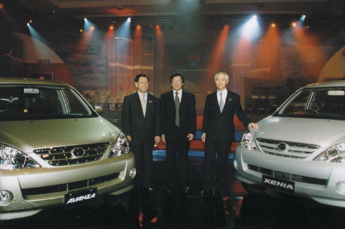 Petinggi Toyota, Daihatsu, dan Astra di peluncuran Daihatsu Xenia dan Toyota Avanza pada 11 Desember